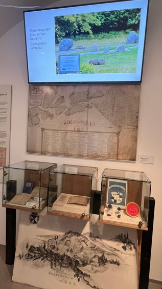 Vitrinen mit Infos über das Goldbergbaumuseum und dem Museumsgarten